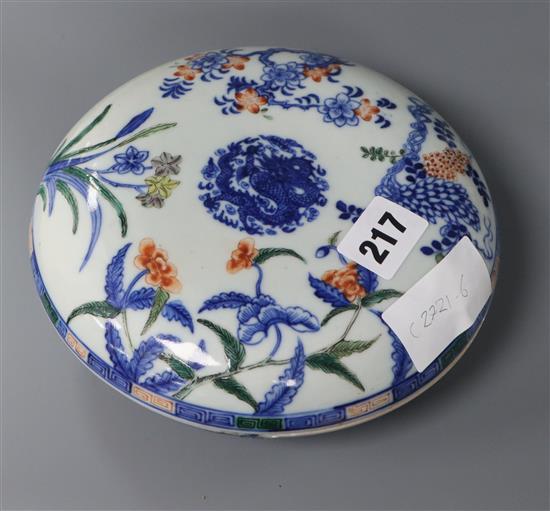 A Chinese wucai porcelain bowl and cover